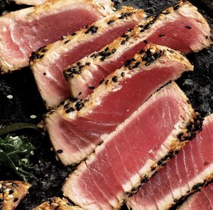 Тунец САКУ Тунец саку - это мясо премиум-класса. Это филе считается самой нежной частью тунца. Его используют для приготовления роллов, суши, сашими и севиче.
Если Вы поклонник тар-таров, севиче и под