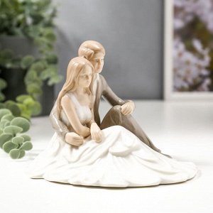 Сувенир керамика "Жених в сером костюме. невеста в белом платье" 11.5х15.3х15.2 см