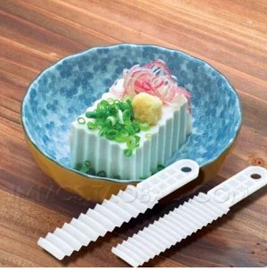 Нож Тофу С помощью ножа тофу можно вырезать форму волны.
матнриал:пластик

В наборе 2 шт
размер:22*4 см