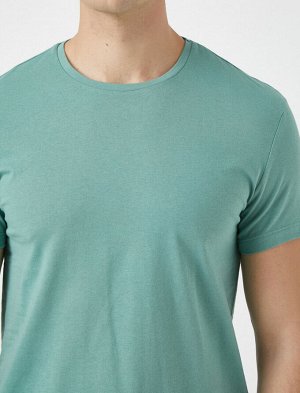 футболка Материал: %70 Полиэстер, %30 Хлопок Параметры модели: рост: 188 cm, грудь: 99, талия: 75, бедра: 95 Надет размер: L