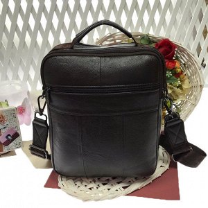 Мужская сумка Adore формата А5 из мягкой натуральной кожи с ремнем через плечо кофейного цвета.