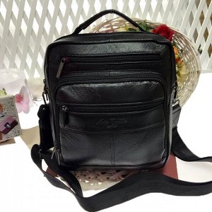 Мужская сумка Aries Global формата А5 из мягкой натуральной кожи с ремнем через плечо чёрного цвета.