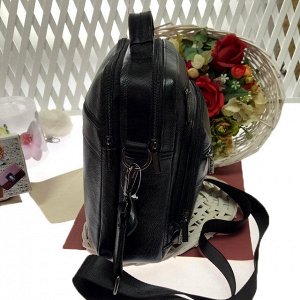 Мужская сумка Aries Global формата А5 из мягкой натуральной кожи с ремнем через плечо чёрного цвета.