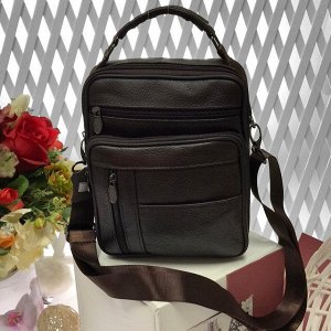 Мужская сумка Bergamo среднего размера из мягкой натуральной кожи с ремнем через плечо кофейного цвета.