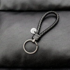 Брелок на ключи из плетенного шнурка