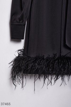 Черное платье с перьями