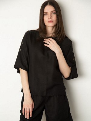 Блузка Стильная блузка в чёрном цвете с рукавами 3/4, которые декорированы пуговицами. Верхние можно отстегнуть и увеличить глубину выреза. Отлично будет смотреться с классическими брюками в офисе. И 