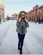Парка мятного цвета с отделкой мехом песца
