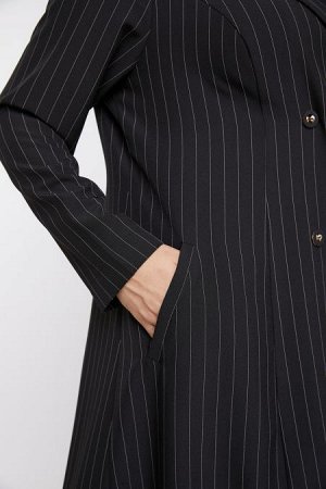 Плащ Цвет:
черный
Состав:
50%ПАН 35%Вискоза 15%Шерсть
Длина изделия:
127 см
Размер модели:
54
Рост модели:
174 см
Плащ А – образного силуэта из костюмной ткани в полоску. По переду двубортная застежка