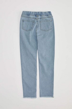 джинсы Размеры модели: рост: 1,31 Надет размер: 7/8 лет =Хлопок 72%, Эластан3%,Полиэстер 25%