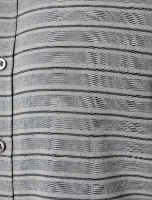 Рубашка Материал: %65  Вискоз, %35 Полиэстер Параметры модели: рост: 188 cm, грудь: 95, талия: 74, бедра: 0 Надет размер: M