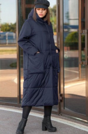 Деми Стеганное пальто с капюшоном и накладными карманами, рукав втачной на приспущенной пройме, застежка на кнопке. Изделия из ткани с водоотталкивающим эффектом, на прохладную осень/ теплую зиму.  Ун