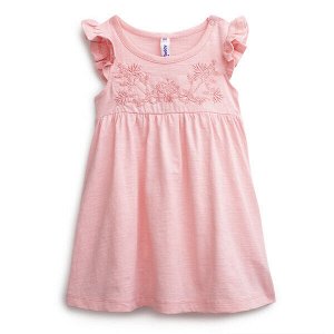 Платье Состав: 100% хлопок; 
Цвет: розовый
Нежнейшее трикотажное платье розового цвета. Модель дополнена декоративной отделкой в виде романтичных рюш и вышивки.