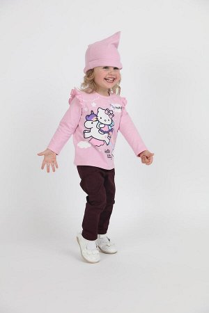 Шапка Состав: 95% хлопок, 5% эластан; 
Цвет: сиреневый
Трикотажная шапка для девочек в нежно-розовой расцветке с широким отворотом, модель декорирована яркими ушками и милой мордочкой котёнка.