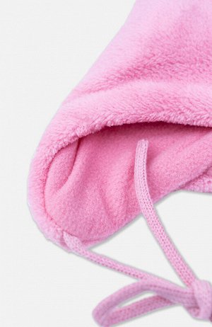 Шапка Состав: Верх- 100% полиэстер, Подкладка- 100% полиэстер, Утеплитель- 100% полиэстер; 
Цвет: светло-розовый
Прелестная розовая шапочка из искусственного меха на флисовой подкладке доставит девочк