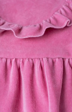 Платье Состав: 65% хлопок, 33% полиэстер, 2% эластан; 
Цвет: светло-розовый
Очаровательно платье из вельвета в стиле ретро без рукавов.
Бархатистая текстура снаружи, приятная на ощупь ткань из хлопка 