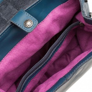 Рюкзак Ткань: Натуральная кожа

Небольшой аккуратный кожаный рюкзачок. Хорошо держит форму. Закрывается на кнопку и магнитный клапан с принтом. Внутри карман на молнии, который делит одно общее отделе