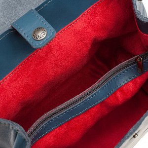 Рюкзак Ткань: Натуральная кожа

Небольшой аккуратный кожаный рюкзачок. Хорошо держит форму. Закрывается на кнопку и магнитный клапан с принтом. Внутри карман на молнии, который делит одно общее отделе