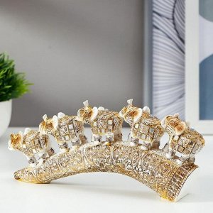 Фигурка полистоун «Пять белых слонов на бивне с попоной из арабского ковра», 10x21.5x4.5 см