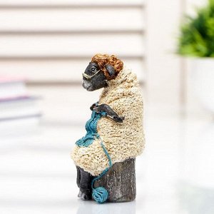 Сувенир полистоун миниатюра "Овечка вяжет шарфик" 9,5х5х4,5 см