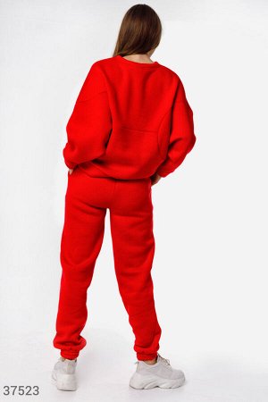 Красный спортивный костюм