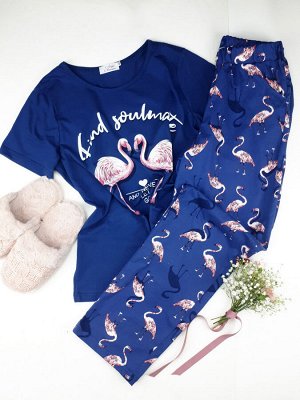 Пижамы Домашний комплект, выполнен из хлопкового трикотажа. Брюки майка с принтом “фламинго“.
- майка прямого силуэта
- аппликация “фламинго“
- круглый вырез горловины
- втачный рукава короткие
- пере