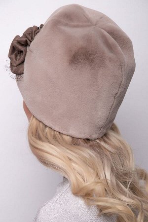 Шапка Размер 56-58

Женская элегантная шапка из эко меха . Боковая часть шапки украшена роскошным декоративным, пришивным элементом.