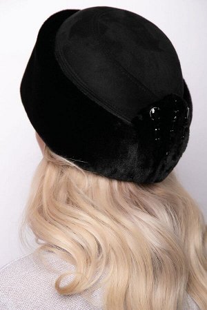 Шапка Размер 56-58

Стильная женская шапка круглой формы с декоративным отрезным дном из искусственной замши и меховым отворотом из искусственного меха (имитация – кролик), фигурно вырезанным на затыл