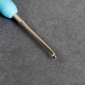 Крючок для вязания, с пластиковой ручкой, d = 2,5 мм, 14 см, цвет МИКС