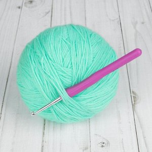 Крючок для вязания, с пластиковой ручкой, d = 4 мм, 14 см, цвет фиолетовый