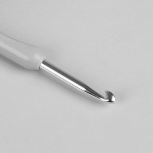 Крючок для вязания, с пластиковой ручкой, d = 5 мм, 14 см, цвет МИКС