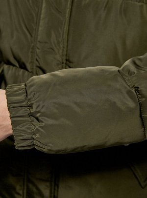 Куртка утепленная с капюшоном и карманами