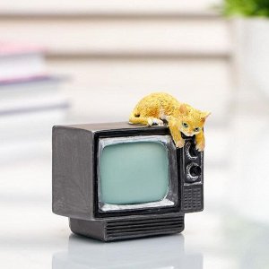 Сувенир полистоун миниатюра "Котёнок на телевизоре" 6х6х6,5 см