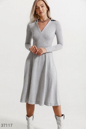 Уютное платье с расклешенной юбкой