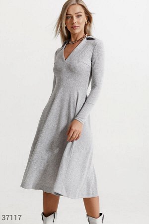 Уютное платье с расклешенной юбкой