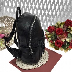 Модный рюкзак Banlectega из прочной эко-кожи с массивной фурнитурой чёрного цвета.