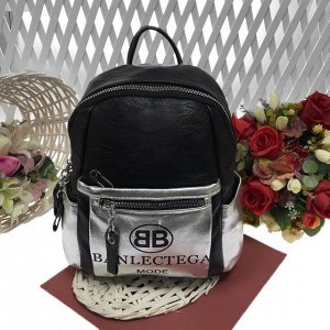 Модный рюкзак Banlectega из прочной эко-кожи с массивной фурнитурой чёрного цвета с серебристым карманом.
