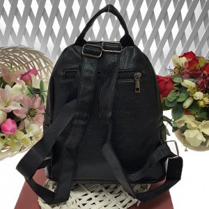 Классический рюкзачок Viva Bianca из прочной эко-кожи с серебристой фурнитурой чёрного цвета.