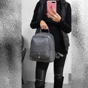 Классический рюкзачок Ais из прочной эко-кожи с серебристой фурнитурой графитового цвета.