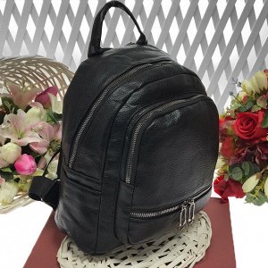 Классический рюкзачок Ais из прочной эко-кожи с серебристой фурнитурой чёрного цвета.