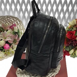 Классический рюкзачок Ais из прочной эко-кожи с серебристой фурнитурой чёрного цвета.