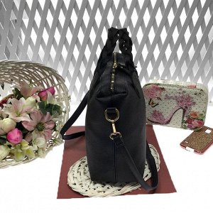 Классическая сумочка Iris с плетёными ручками из матовой эко-кожи чёрного цвета.