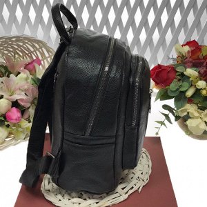 Классический рюкзачок Black Joy из прочной эко-кожи с серебристой фурнитурой чёрного цвета.