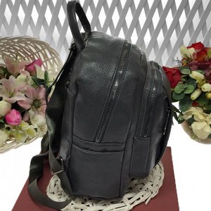 Классический рюкзачок Viva Bianca из прочной эко-кожи с серебристой фурнитурой графитового цвета.