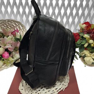 Классический рюкзачок Viva Bianca из прочной эко-кожи с серебристой фурнитурой чёрного цвета.