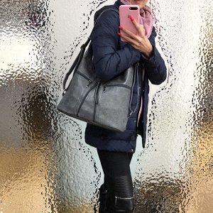 Функциональная сумка-рюкзак Eve из качественной матовой эко-кожи графитового цвета.