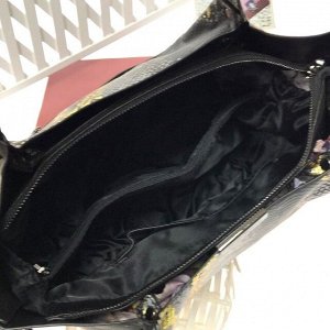 Стильная сумка Victoria из эко-кожи чёрного цвета.