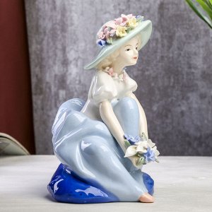 Сувенир "Девушка в голубом платье в шляпке с цветами" 17,8х12х12 см