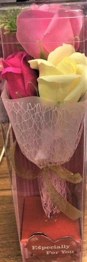 Букет роз из мыла в прозрачном подарочном боксе