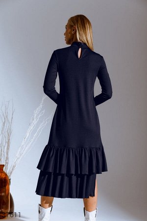 Темно-синее платье с воланами